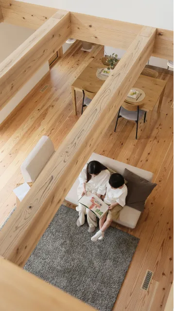 吹き抜けから光が差し込むLDKイメージ