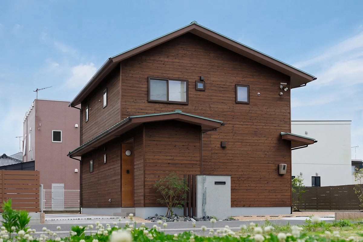 自然素材に包まれた杉板張りの建売住宅